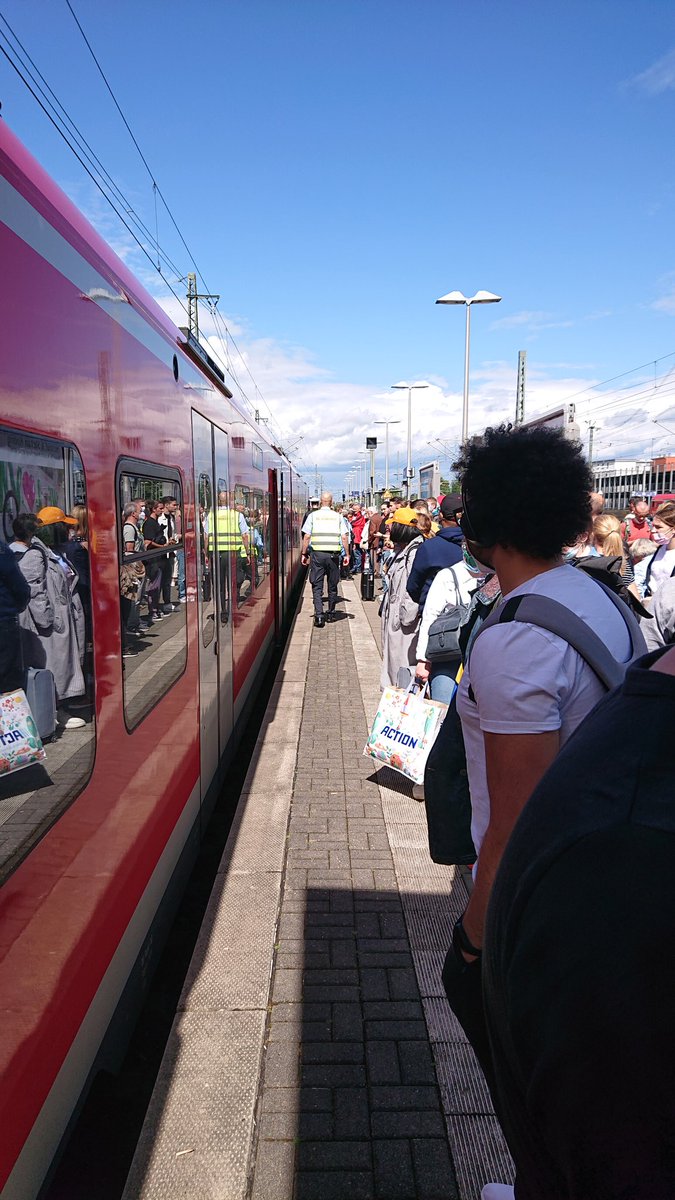 Mein #9EuroTicket Erlebnis: der Zug wird wegen Überfüllung geräumt und wir sind in Troisdorf gestrandet. Fazit: Die Zukunft der Mobilität gehört weiterhin dem Automobil