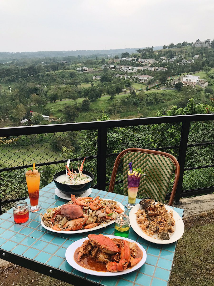 ANSRMD's tweet photo. Lokasinya emang agak jauh dari Kota Malang, makan seafood with view 🍃 https://t.co/aVc2zAQz7c