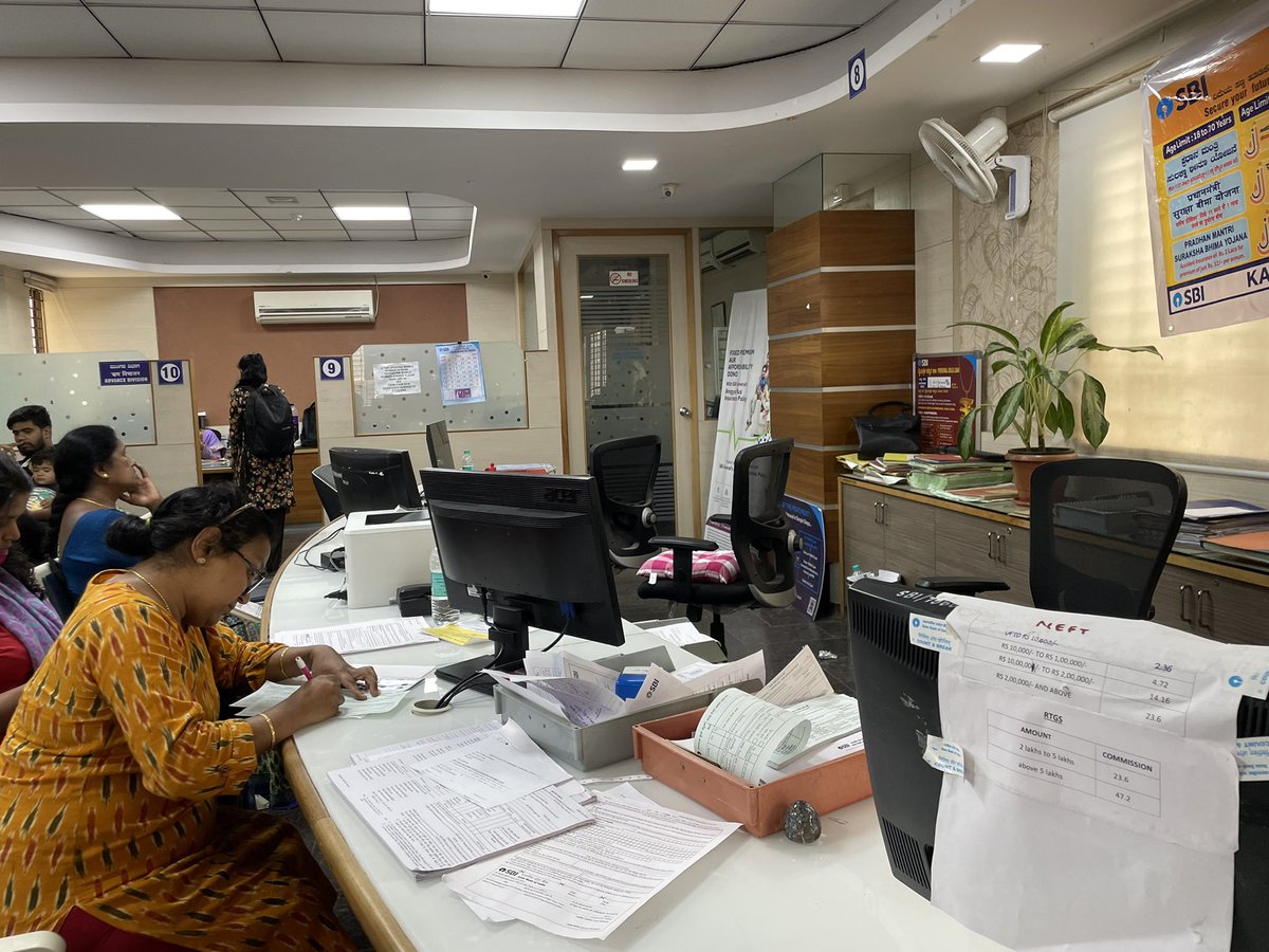 saru_cric's tweet photo. @CGMSBIBan no one is there at desks citing lunch as a reason. As per recent RBI regulations bank staff has to have a back up or go one by one for lunch , all the customers are waiting helplessly but in SBI kacharkanahalli Bangalore is not following please do the needful. https://t.co/siiIPGAe3N