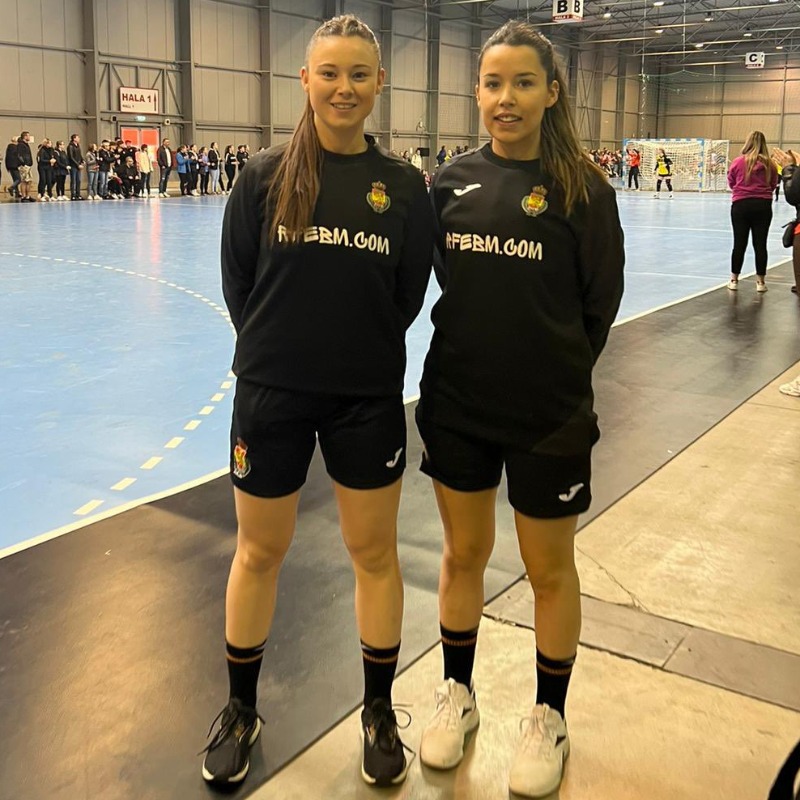 RFEBalonmano's tweet photo. 🇪🇸 ¡Las colegiadas españolas @maialencd y @martafer00 han sido designadas para el Festival Olímpico de la Juventud Europea 2022! ✌️

📌 Bánska Bystrica (Eslovaquia🇸🇰)
📆 24-30 Julio

#FOJE2022 #EYOF2022 #Balonmano