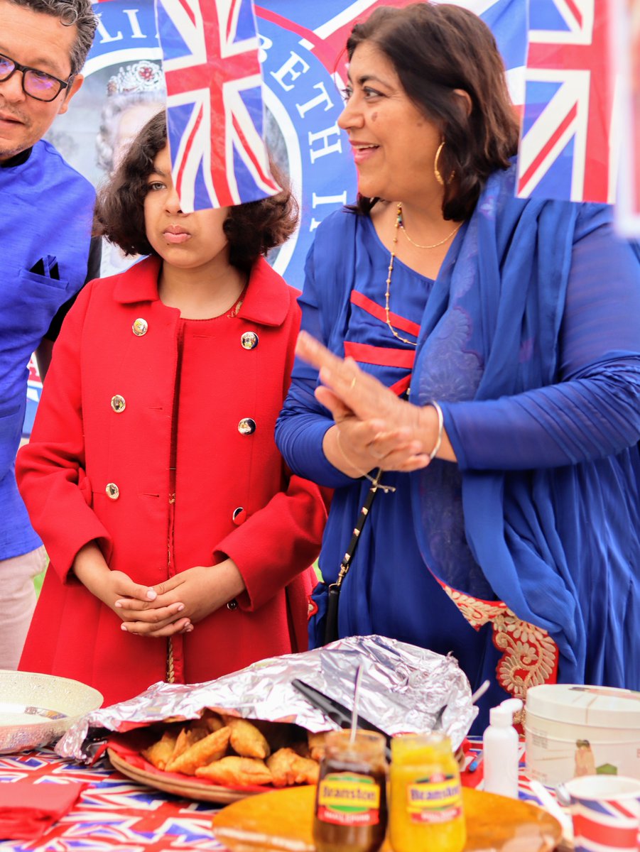 MagicVillageLDN's tweet photo. Great to see mother @GurinderC and daughter bringing some #diversity to the Primrose Hill and some really good #samosas 😋 #QueensJubileeParty #desiGirl ⁦@priyankachopra ❤️🤍💙 🇬🇧🇮🇳 https://t.co/2j8AHIHiBr
