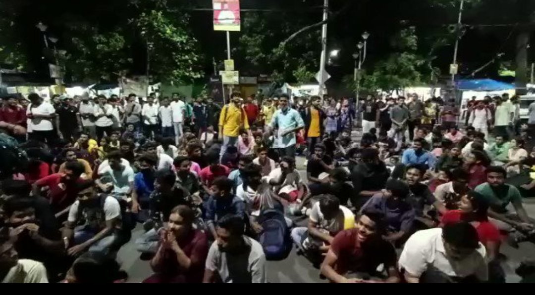 AlinaBanerjee's tweet photo. #CUDemandsOnlineExam we are frustrated by seeing such activity of cu, govt please take action 
@MamataOfficial

 , 
@basu_bratya https://t.co/CMJ6XARufs