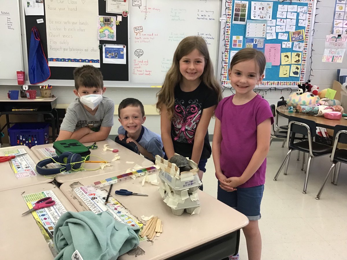 MrsBealer_Class's tweet photo. Our engineers designed and constructed the tallest throne for Yertle the turtle today ⁦@ojrsdnc⁩ #truenorth #mrsbealersclass https://t.co/6qRqVAUEVJ