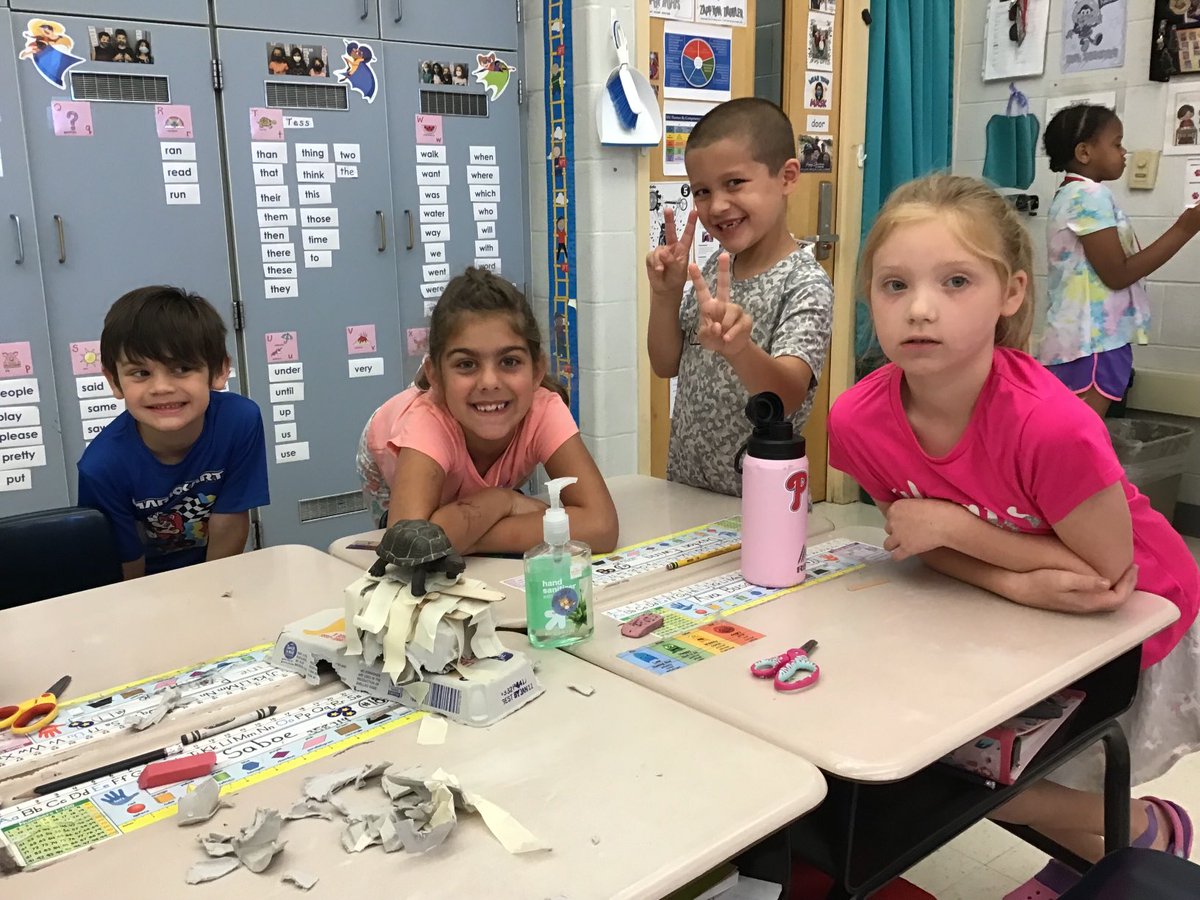 MrsBealer_Class's tweet photo. More Yertle the turtle thrones ⁦@ojrsdnc⁩ #truenorth #mrsbealersclass https://t.co/rMbN6TOtBB