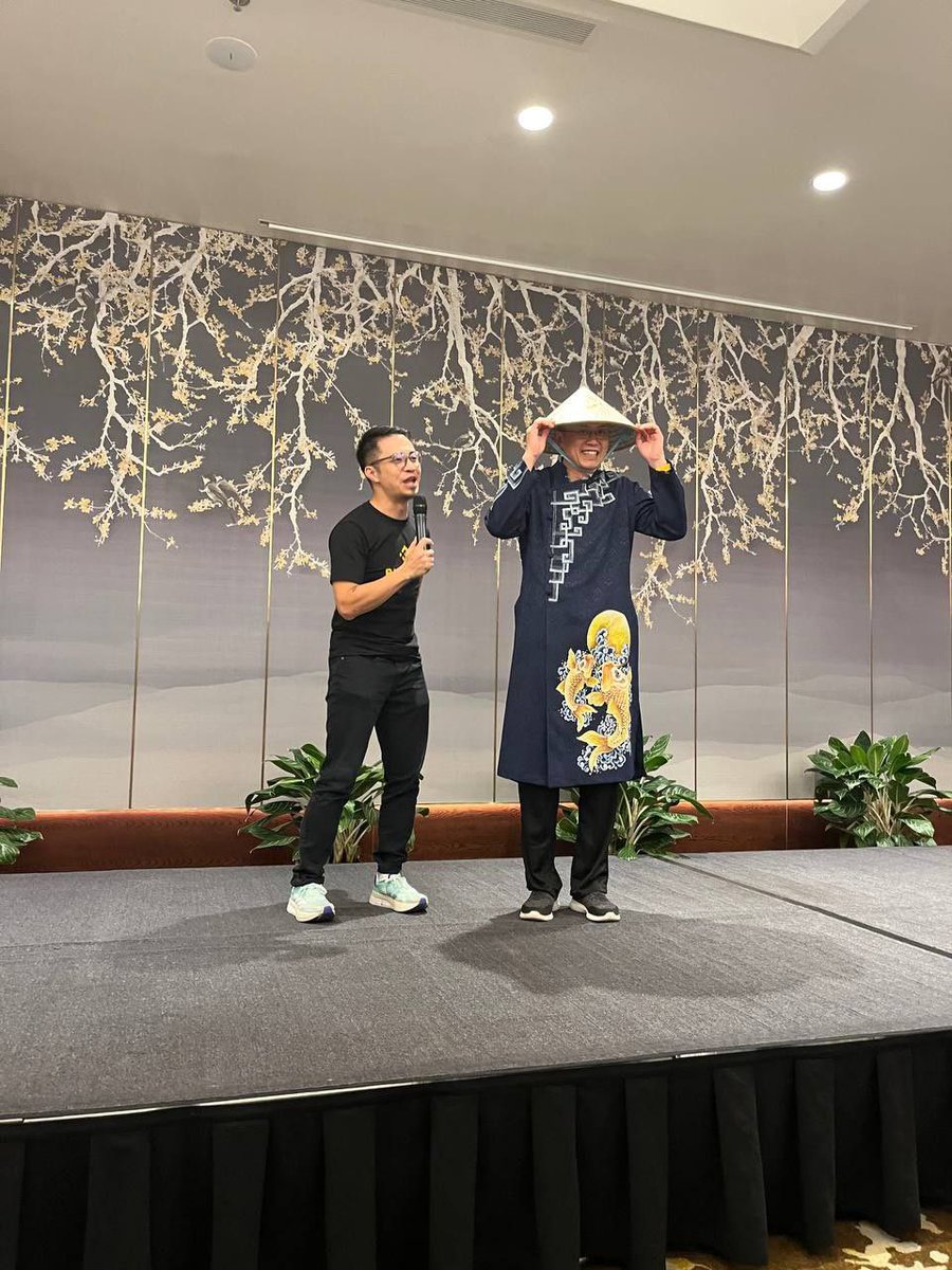 vietbigbrother's tweet photo. @cz_binance I say Bi you say Nance @binance #Binance, I say C you say Z @cz_binance https://t.co/yaOP1jwqj7