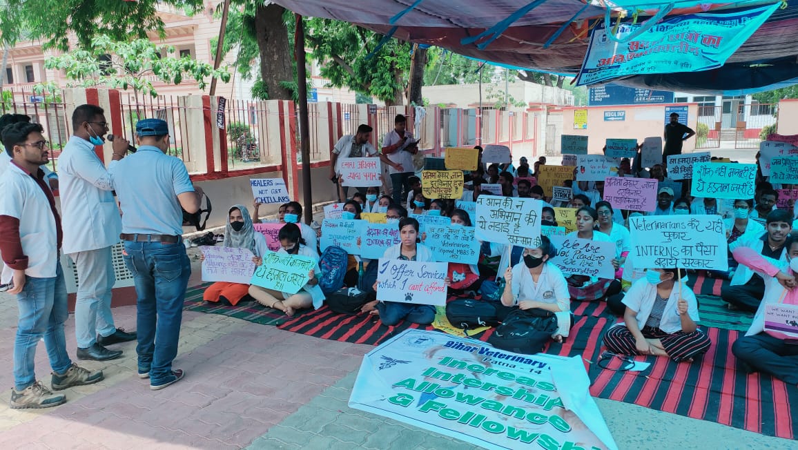uvci4950's tweet photo. @officecmbihar @NitishKumar @tarkishorepd महोदय कई राज्यो में वेटेरिनरी छात्रों के इंटर्नशीप की राशि मेडिकल के समतुल्य कर दी गई और बिहार मे छात्रों को आंदोलन करना पड़ रहा है,कृप्या यथाशीघ्र निराकरण हो @saravanakr_n @presidentVCI @aajtak @ZeeBiharNews @News18Bihar @firstbiharnews https://t.co/66qRys5bWu