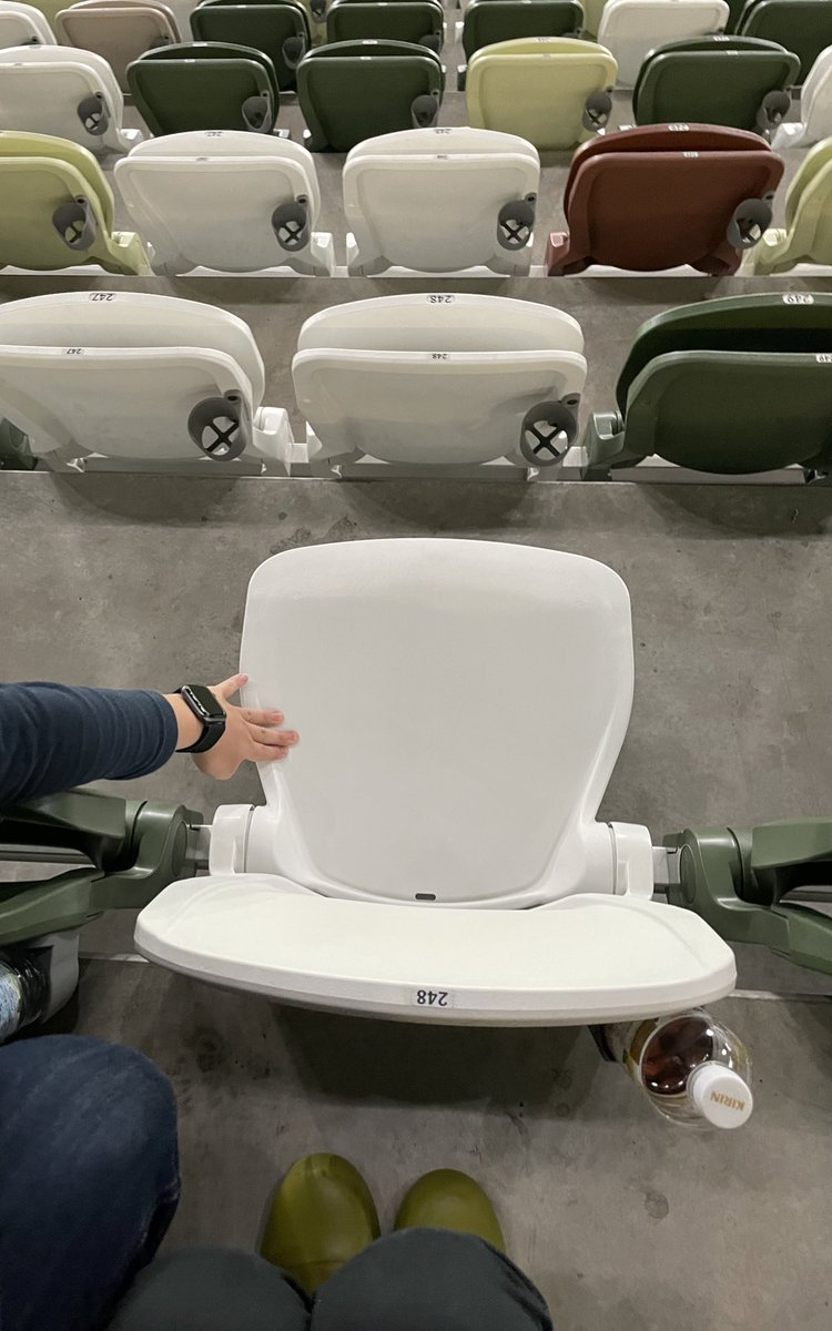 マリサポ(&清水サポ参)向けに新国立競技場の座席置いておこ@バクスタ