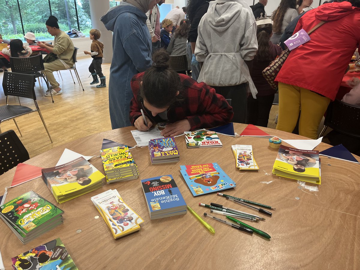 hackneylibs's tweet image. We had a great time at the @redmond_centre street party yesterday - conveniently, our table was just next to the cupcake decorating stand😋 It was wonderful to chat to so many people about the services we offer across #HackneyLibraries 📚