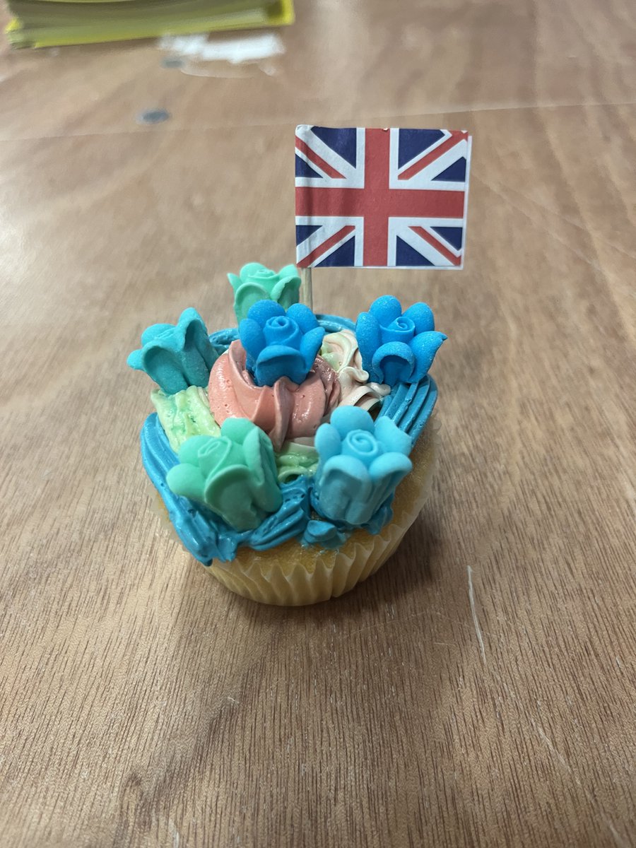 hackneylibs's tweet image. We had a great time at the @redmond_centre street party yesterday - conveniently, our table was just next to the cupcake decorating stand😋 It was wonderful to chat to so many people about the services we offer across #HackneyLibraries 📚
