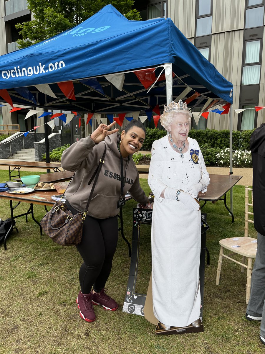 hackneylibs's tweet image. We had a great time at the @redmond_centre street party yesterday - conveniently, our table was just next to the cupcake decorating stand😋 It was wonderful to chat to so many people about the services we offer across #HackneyLibraries 📚