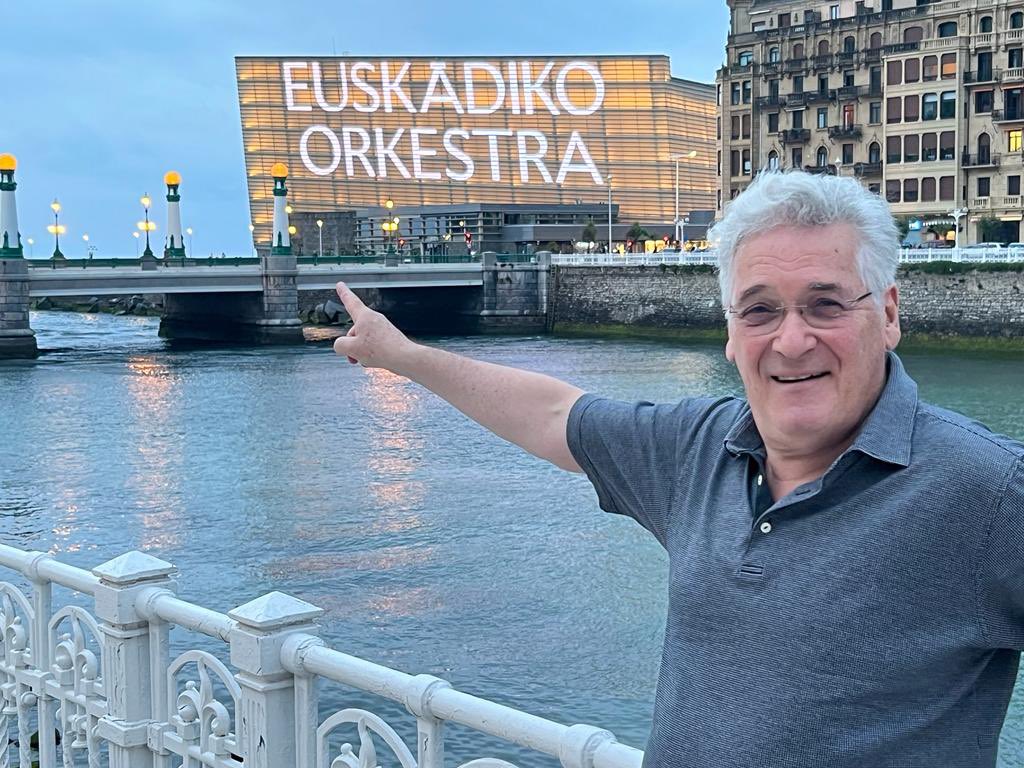 Pinchas Zukerman en San Sebastian, de camino al auditorio para interpretar el Concierto para viola de Béla Bártok junto a Euskadiko Orkestra y Robert Treviño 
Próximos conciertos ⬇️
es.euskadikoorkestra.eus/node/53624