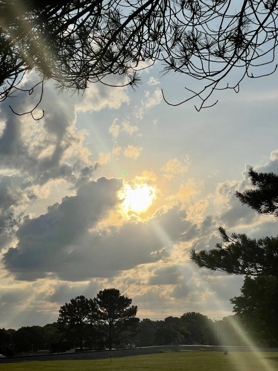 Good Mornin Patriots!! The newness the morning brings is a gift from God to remind us yesterday’s gone, that we all get a fresh start each morning……..and I’m praying that you will have the best day you can, because today will never happen again. 🤓🙏🏻❤️🇺🇸💪🏻