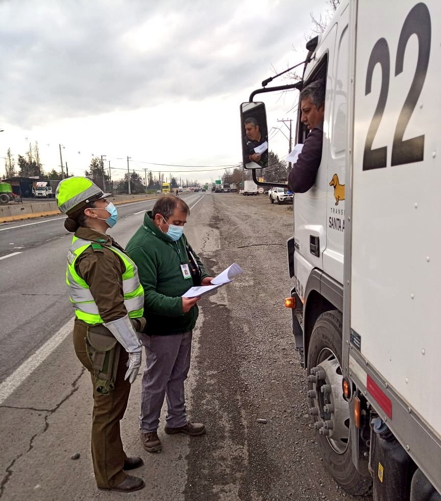 sagchile's tweet photo. Funcionarios de @sagchile #Rancagua realizaron control carretero en conjunto con @Carabdechile de la tenencia de carreteras #Gultro. Se fiscalizó el programa de #TrazabilidadAnimal, Ley de #Alcoholes y #Plaguicidas https://t.co/t0L2ybHJcI