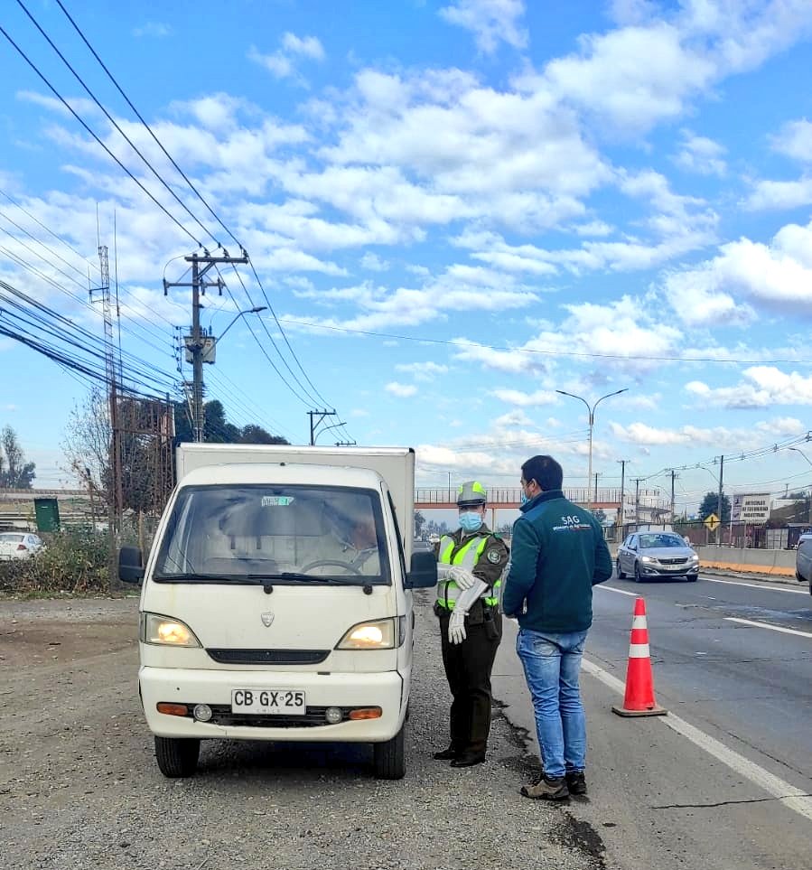sagchile's tweet photo. Funcionarios de @sagchile #Rancagua realizaron control carretero en conjunto con @Carabdechile de la tenencia de carreteras #Gultro. Se fiscalizó el programa de #TrazabilidadAnimal, Ley de #Alcoholes y #Plaguicidas https://t.co/t0L2ybHJcI