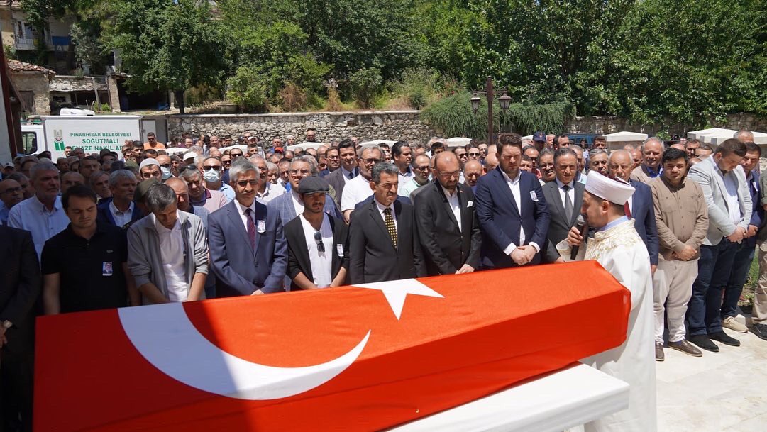 Geçirdiği elim bir trafik kazası sonucu hayatını kaybeden M. Akif Ersoy İlkokulu Mdr. İbrahim DALKILIÇ’ı düzenlenen törenle Milli Eğitim Bakan Yardımcımız Sn. Nazif YILMAZ, Valimiz Sn. Birol EKİCİ ile birlikte son yolculuğuna uğurladık.
Değerli müdürümüze Allah’tan rahmet dileriz