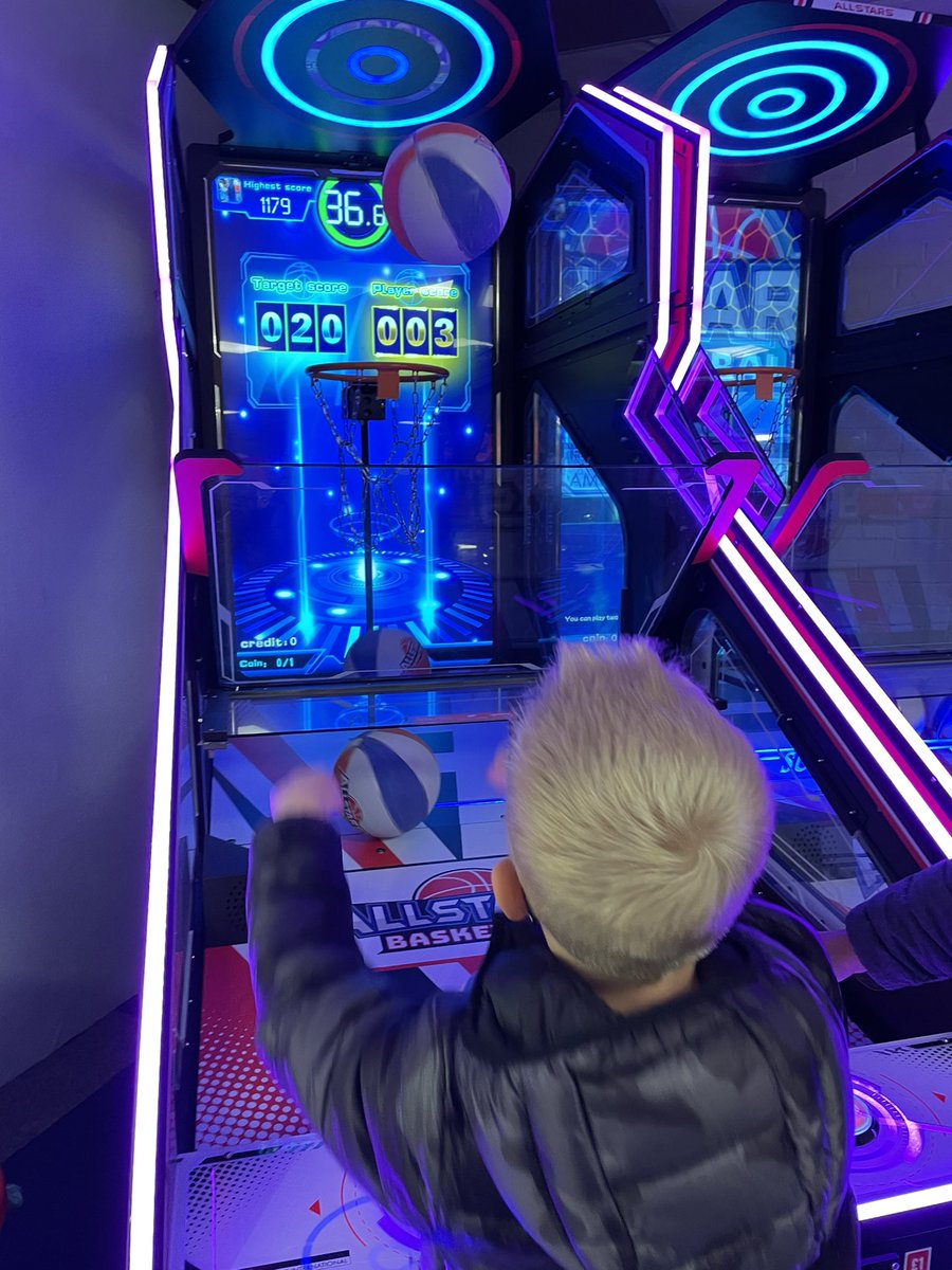 Jo_Man79's tweet photo. Zach shooting some hoops in the arcade @RScottSport https://t.co/fOSXokNvSE