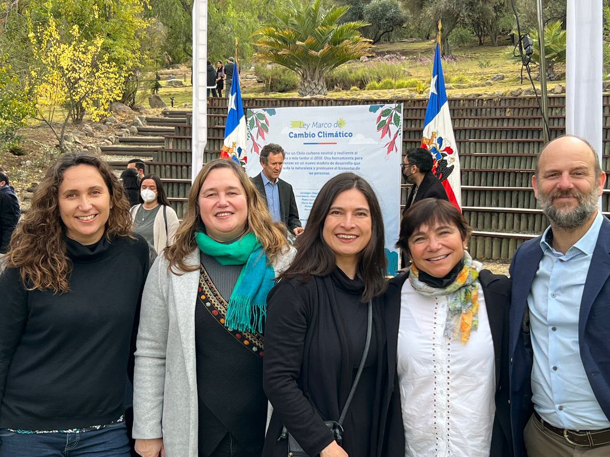 Nuestra docente <a href="/ewagemann/">Elizabeth Wagemann</a> fue parte del #diadelmedioambiente y participó en la ceremonia por la Ley Marco de cambio climático, junto al presidente @gabrielboric y su gabinete.

Una política ambiental de estado para abordar mitigación y adaptación al cambio climático