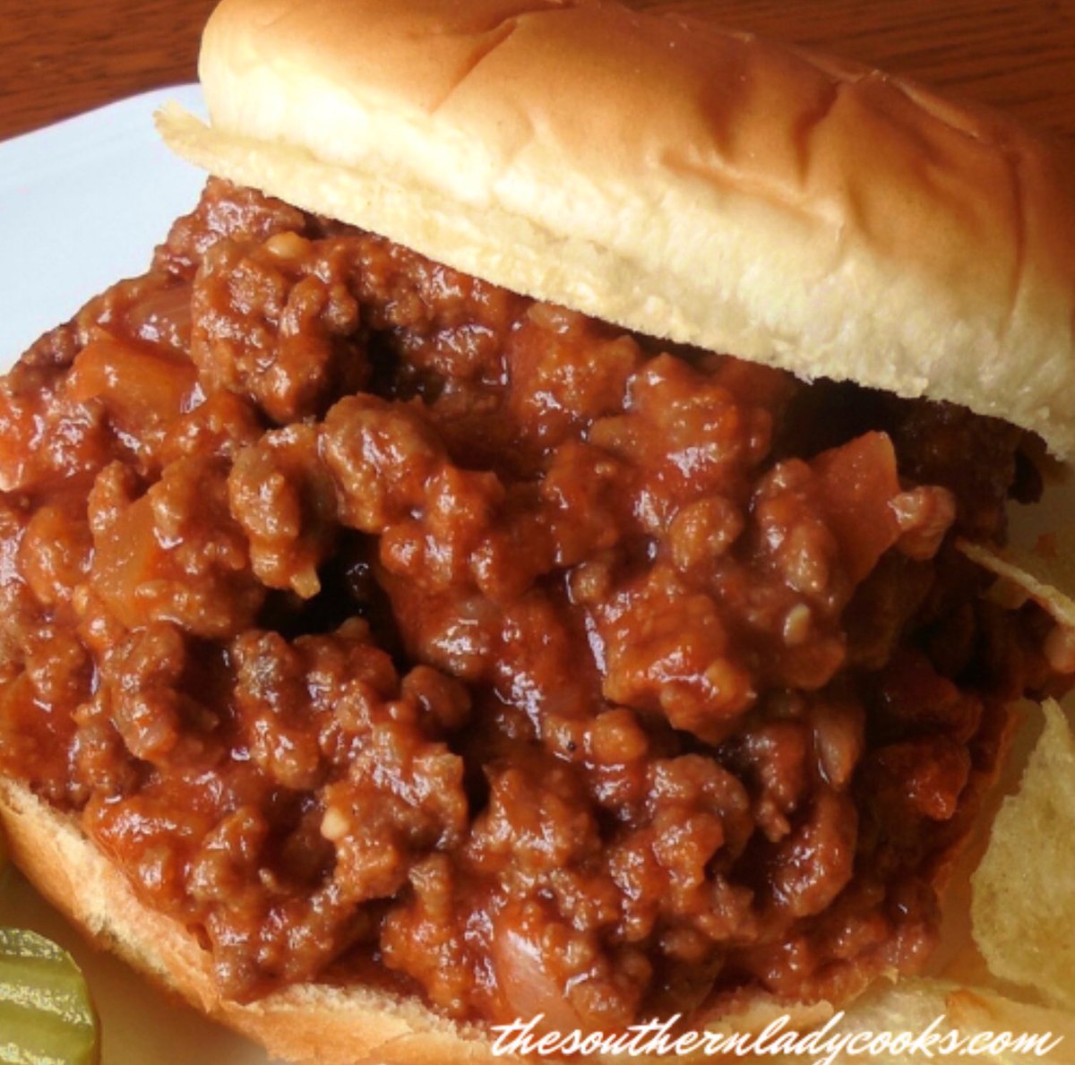 These delicious sloppy joes can be made in the crockpot or on top of the stove. Either way, they make for a great weeknight meal for your family. #beef #sloppyjoes #easy #stovetop #crockpot #weeknight #meal #family #recipe ➡️ thesouthernladycooks.com/sloppy-joes-cr…