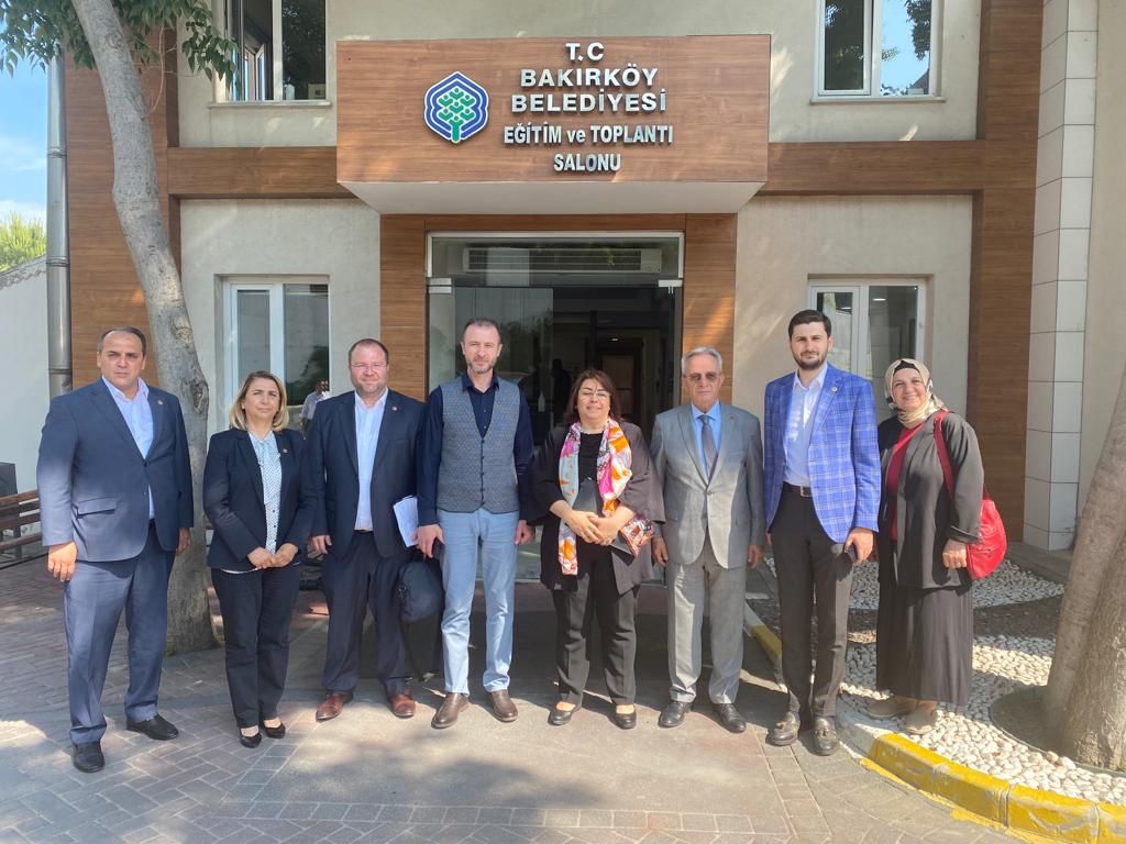 Dünya değişiyor, sorunlar değişiyor bizlerin, gayreti ve güçlü desteğiyle sorunlara çözüm üretecek tek yer AK Parti’dir

İlçe Bşk. <a href="/tmazlumoglu/">Tülin Mazlumoğlu Kestane 🇹🇷</a> 
ve teşkilatımızla AK Parti Bakırköy Meclis Üyelerimizi ziyaret ederek Meclis Grup toplantısına katılım sağladık
#İşimizVaktimizdenÇok