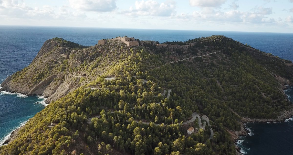 curioustravTV's tweet photo. Cute &amp; colorful #Kefalonia. 

Named for the real King Kephalos or the mythological Cephalus. Possibly both. 

(The line between history &amp; legend gets blurred a bit here in #Greece. 😊) 

#travel #visitGreece #island #greeksummer #vacation #summer https://t.co/wvzWXuv98h