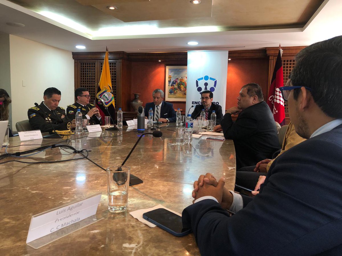 CamCMachala's tweet photo. Cámara de comercio presente en la Mesa de trabajo entre @fedecamaras_ecu  @MinInteriorEc @CarrilloRosero en busca de la cohesión social para la lucha contra el crimen organizado.

#CCMachala #Fedecamara
#Ministerio #Social #Ecuador https://t.co/L8vAf0Lfld