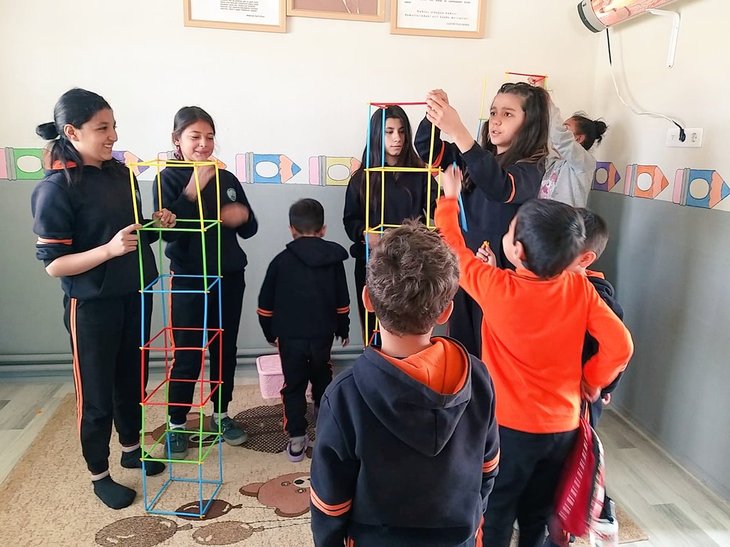 FeritOkulu's tweet photo. “Eğer yaratıcı olmak istiyorsanız çocukları, yetişkin toplum tarafından deforme edilmeden önce karakterize eden keşif ve yaratıcılıkla birlikte, kısmen çocuk kalın.” Jean piaget 
@cengizaydin36 https://t.co/LPSLpR11EO