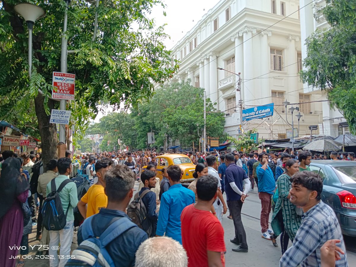 DebobrotoSahaC1's tweet photo. Two months of classroom teaching was not enough for finishing the syllabus of a six-month semester and holding offline examinations.
@jdhankhar1
@basu_bratya
@MamataOfficial
#CUDemandsOnlineExam https://t.co/anDHAAeN1T