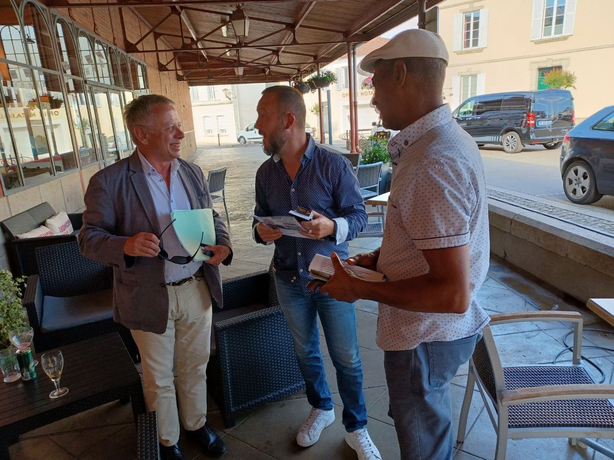 PLoiseau2022's tweet photo. Merci pour votre excellent #accueil à la #SoiréeDébat aux #Achards - #LaMotheAchard.
Les #échanges se sont prolongés à la fin de la #soirée. https://t.co/KpGkrTZG5N
