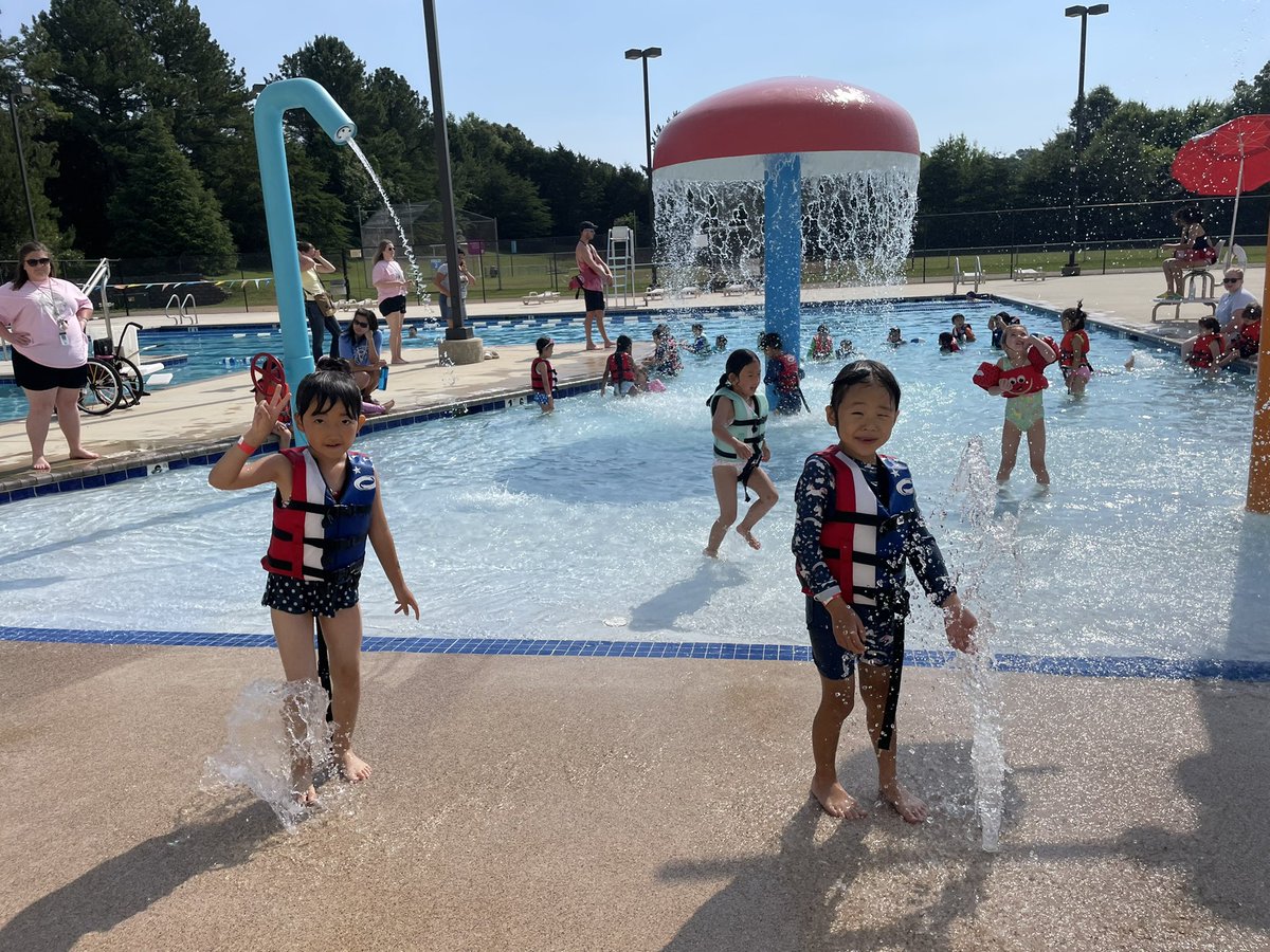 MrsPinegar's tweet photo. Fun in the sun ☀️ @mcsELcamp #mcslearn https://t.co/WrhNh9UboF