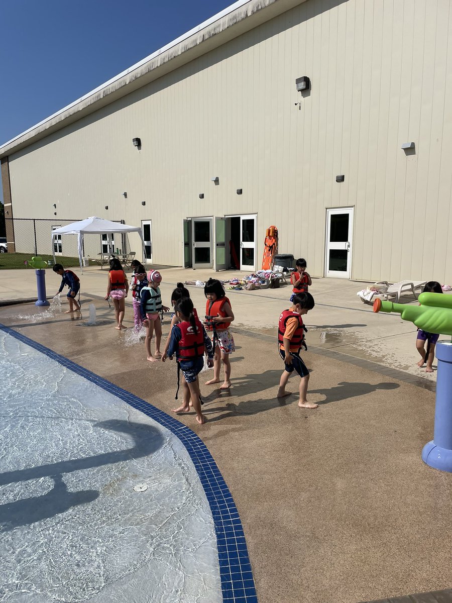 MrsPinegar's tweet photo. Fun in the sun ☀️ @mcsELcamp #mcslearn https://t.co/WrhNh9UboF