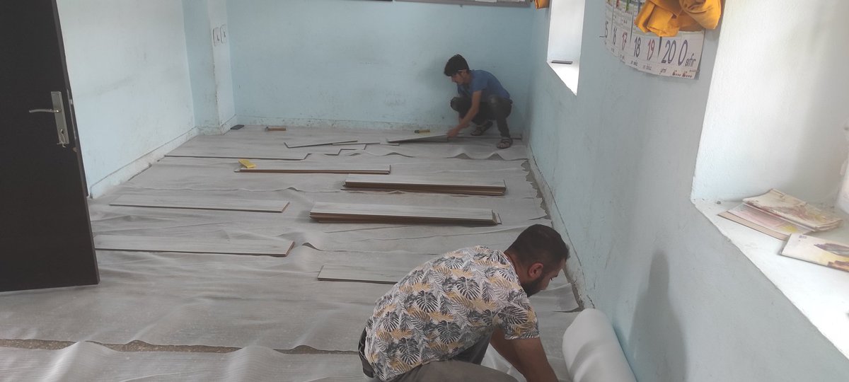 Önümüzdeki yıl anasınıf olarak kullanacağımız dersliğimizin parkeleri yapıldı.Emeği geçen herkese teşekkür ediyoruz