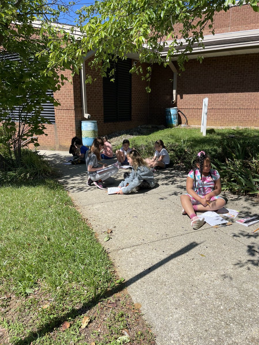 iTeach_3rd's tweet photo. Beautiful day to take writing outside @WindsorFarmES https://t.co/TlRXFyRsuK