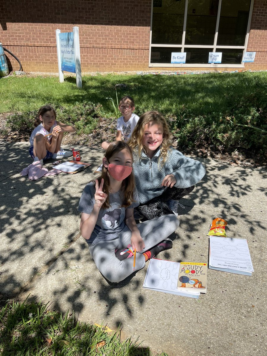 iTeach_3rd's tweet photo. Beautiful day to take writing outside @WindsorFarmES https://t.co/TlRXFyRsuK
