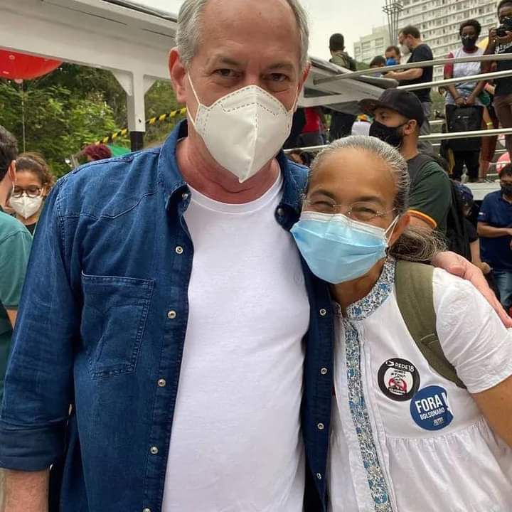 Achei esta foto, cujo carinho e simbologia (“usem máscara, a pandemia não acabou!”) merecem uma nova postagem de parabéns à minha queridíssima <a href="/_Heloisa_Helena/">Heloisa Helena</a>. Continue cada dia mais firme! O Brasil precisa muito de você!
