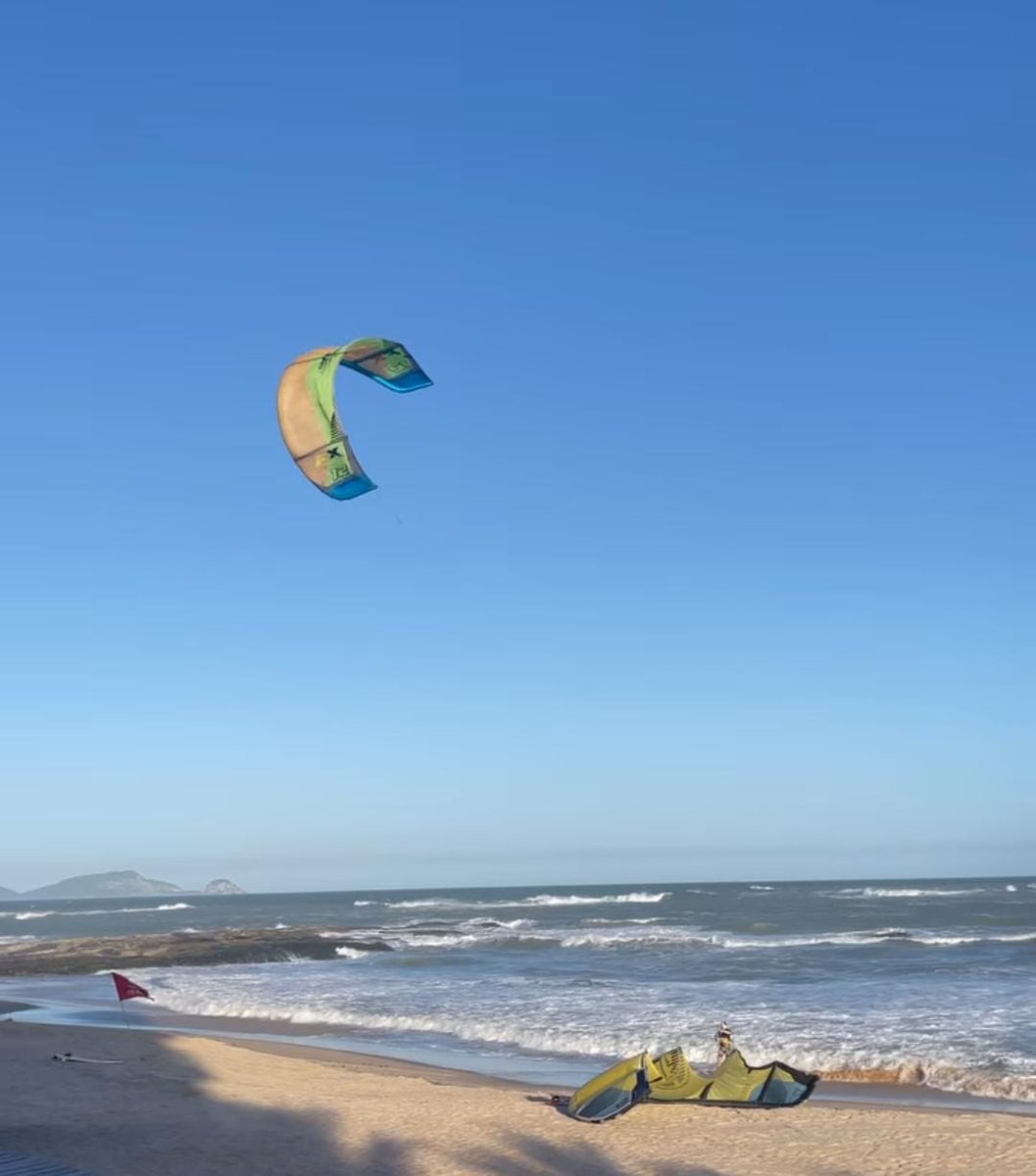 MacaeVisit's tweet photo. É muito comum passar pela Praia Campista e ver os esportistas praticando kitesurf. O colorido da pipa/papagaio dá um toque super especial no visual! 🌊

📸 @macaetips

#visitmacae #vempramacae #euamomacae #turismorj #turismomacaerj #praiacampista #kitesurfing https://t.co/v930OB8TVO