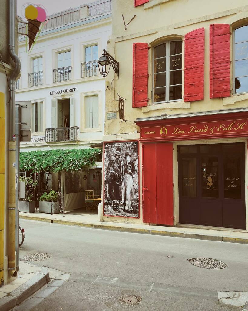 alesapo's tweet photo. Arles #accidentallywesanderson https://t.co/V3p0hwbUGn https://t.co/uxnAcWxLrN