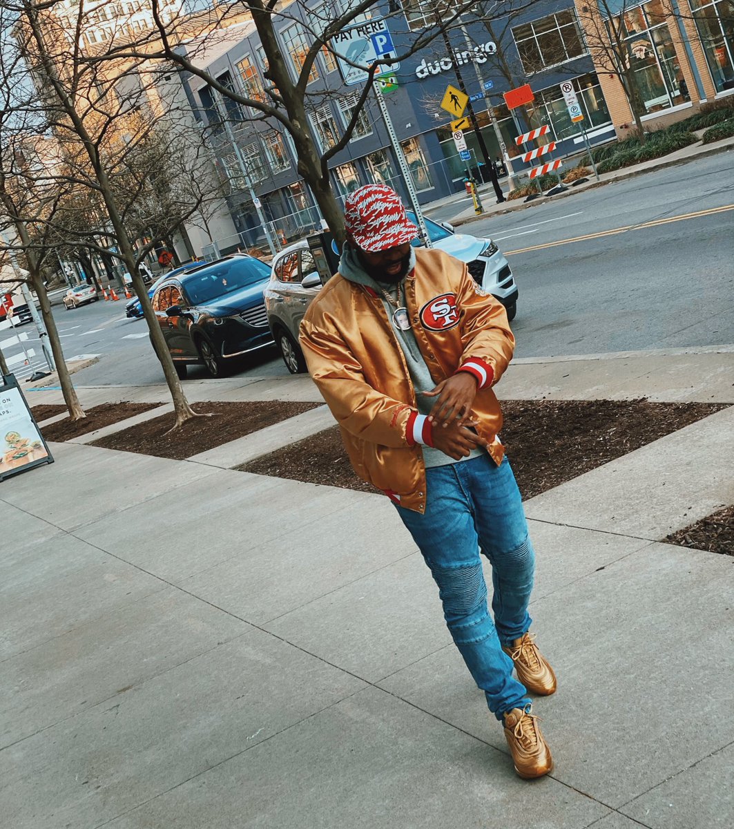 LAKECITYFRESH's tweet photo. Wayyyy up north but I’m goldblooded 🐐 #FTTB #supreme #gold49ersstarter #goldmax95s https://t.co/MXimweILUI