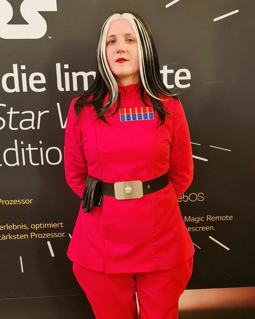 Imperial officer Ysanne Isard takes a break from her duties to spend some time at FedCon 30 in Bonn, Germany.
#fedcon #fedcon30 #fedconcosplay #cosplay #cosplayer #starwars #starwarscosplay #expandeduniverse #starwarsexpandeduniverse #ysanneisard #ysanneisardcosplay
