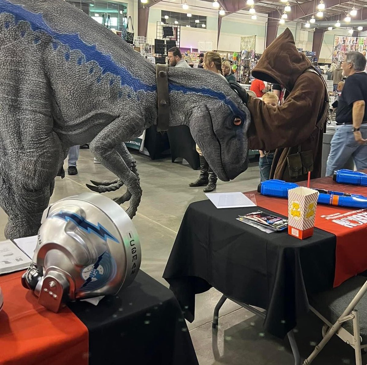 OK501st's tweet photo. Who needs a dewback, when you’re a velociraptor whisperer. 

DZ-61176 made a new friend at Uncanny Comic Expo.

#ok501st #501st #501stlegion #jawa #utinni https://t.co/7ChsMyOkQ8