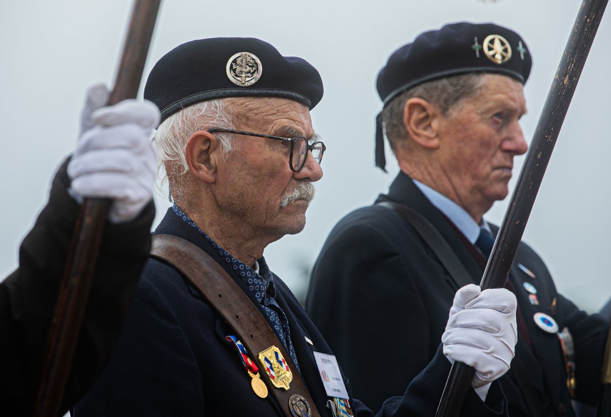 USArmyEURAF's tweet image. Commemorating #DDay 78, French Veterans &amp;amp; @USArmy #Soldiers participate in a 1st ID Signal Monument Ceremony at St. Laurent Sur Mer, France. The ceremony honors the Soldiers from the @29thID &amp;amp; @FightingFirst who landed at Omaha Beach on D-Day, June 6, 1944.

#StrongerTogether