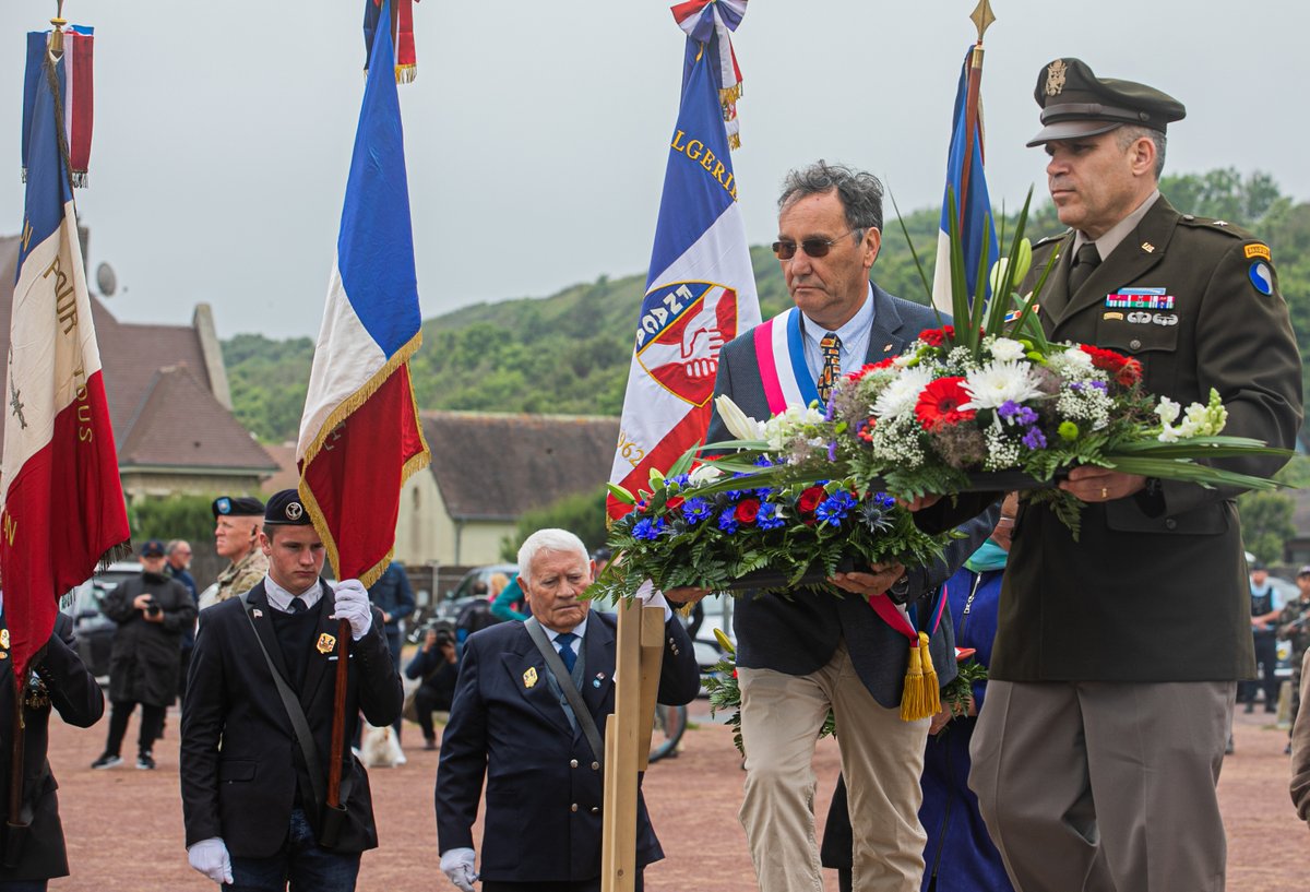 USArmyEURAF's tweet image. Commemorating #DDay 78, French Veterans &amp;amp; @USArmy #Soldiers participate in a 1st ID Signal Monument Ceremony at St. Laurent Sur Mer, France. The ceremony honors the Soldiers from the @29thID &amp;amp; @FightingFirst who landed at Omaha Beach on D-Day, June 6, 1944.

#StrongerTogether