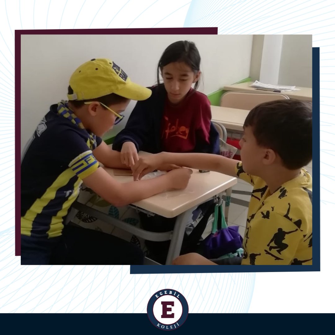 egebilefebey's tweet photo. Efebey'de uygulamalı eğitim tüm hızıyla devam ediyor. Efebeyli öğrenciler, yaparak yaşayarak öğreniyor.

İlkokul öğrencilerimiz, kendi basit elektrik devrelerini tasarlayarak günlük hayatta kullandığımız elektrik elemanlarını keşfetti.

#egebil #efebey #denizli #özelokul #kolej https://t.co/cWWC8LbqWy
