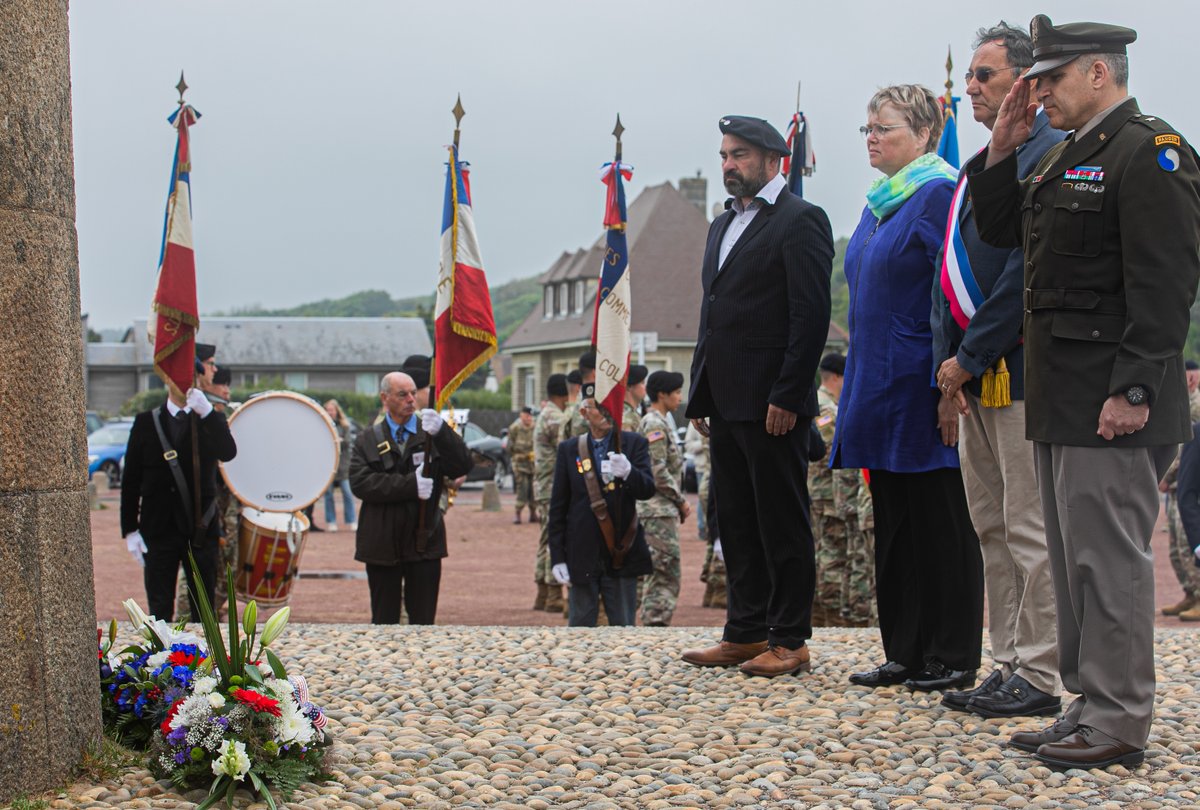 USArmyEURAF's tweet image. Commemorating #DDay 78, French Veterans &amp;amp; @USArmy #Soldiers participate in a 1st ID Signal Monument Ceremony at St. Laurent Sur Mer, France. The ceremony honors the Soldiers from the @29thID &amp;amp; @FightingFirst who landed at Omaha Beach on D-Day, June 6, 1944.

#StrongerTogether