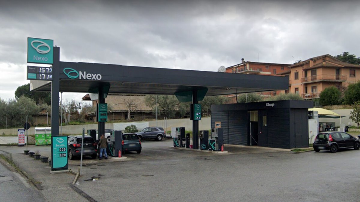 romatoday's tweet photo. Auto-ariete contro il distributore, banda in fuga con soldi e buoni benzina https://t.co/4kjwA9tuK3 https://t.co/x1GHBPCrhf