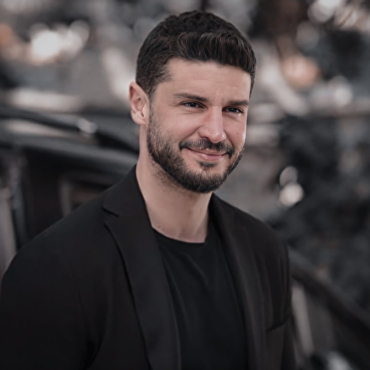 İddialara göre sezon finali bölümünde ambulans sahnesi çekildiği söyleniyor. Sizce diziye ölerek veda eden kişi kim olacak? 👀
#YasakElma • #ŞevvalSam • #BerkOktay