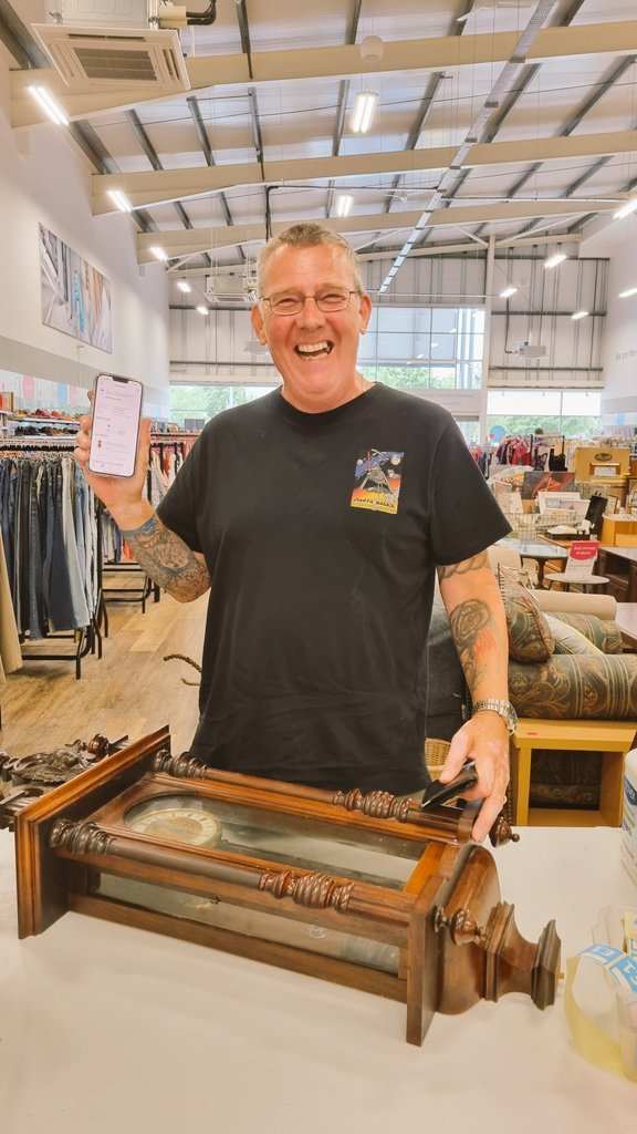 trickstar_123's tweet photo. Our first ebay winner 
Collecting his new clock ☺️ 
#eBay #Swansea #cruk @Clairesherrattx @stephaniehardw2 @ShaunaJames111 @Sophiellynn @SoanesColin @FredCruk https://t.co/lU1bUpMapa