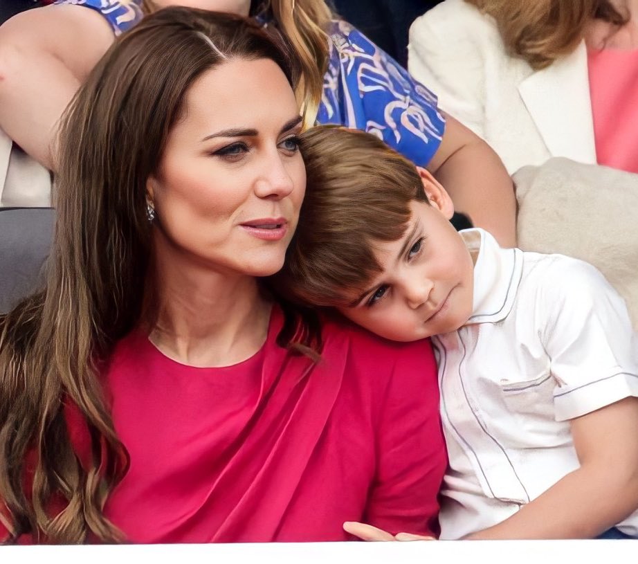 RoyallyBelle_'s tweet photo. This photo of Catherine and Prince Louis says it all💗

A loving mum navigating parenting 3 children with the eyes of the world on her and criticism at every turn. She deserves better.
#PlatinumJubilee #PrinceLouis https://t.co/EtJltLk2pb