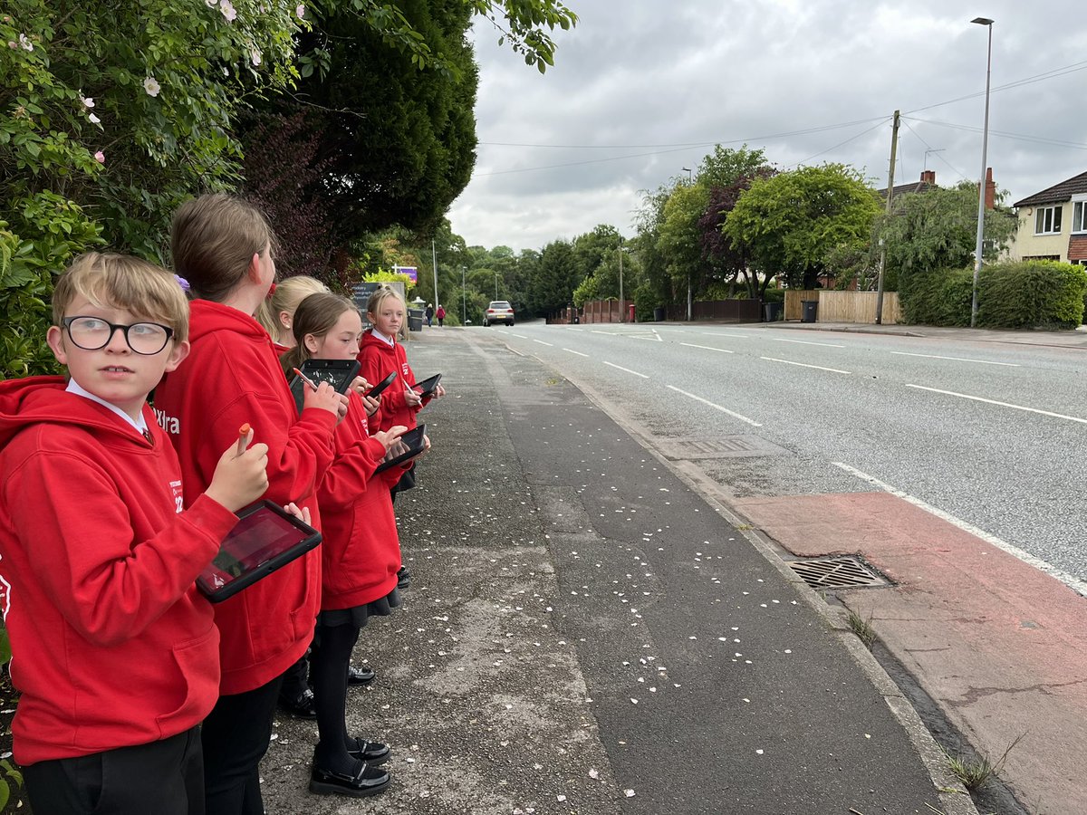 BrookPebble's tweet photo. 11:30 data collection for traffic congestion #Geography #fieldworkday https://t.co/FaNTF1Ls8b