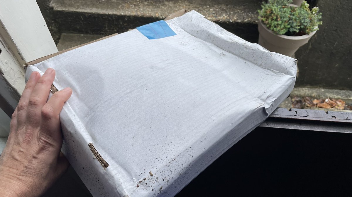 Drie op een rij voor @DHLNL. 3 pakketjes in drie maanden. Allemaal voor de deur gepleurd, ongeacht het weer. Dit keer volstrekt doorweekt. Dit is echt niet normaal meer.