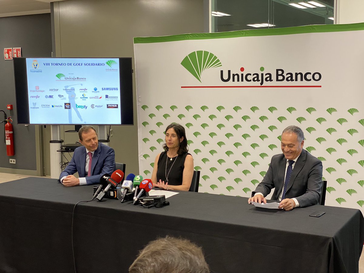 VeteranosRM's tweet photo. Presentación del VIII Torneo de Golf Solidario de la Asociación. Ana Echenique, de @UnicajaBanco acompañada por Emilio Butragueño e Isidoro San José. https://t.co/JJrVDWBBpN